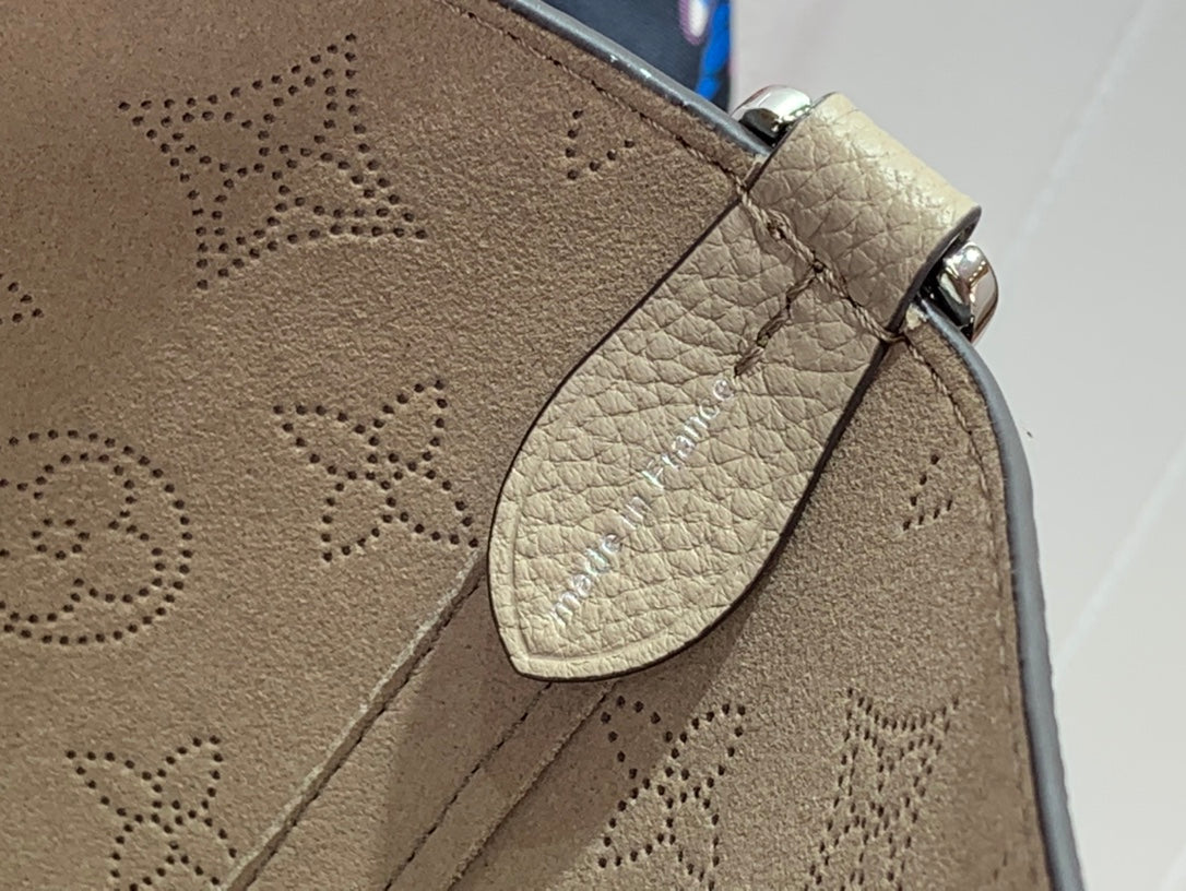 Louis Vuitton Blossom PM Mahina Leather M21909